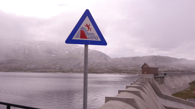 Energie durch Wasserkraft - tiefh&auml;ngende Wolken &uuml;ber Stausee 