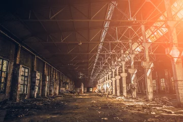 Gordijnen Verlaten industrieel griezelig pakhuis in oud donker grungefabrieksgebouw © DedMityay