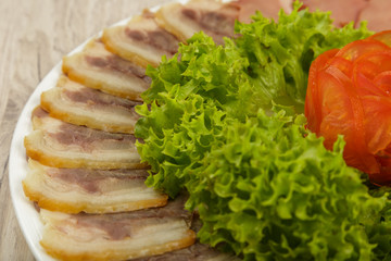 Sausage cuts of different varieties on a plate.