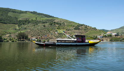 Fototapeta na wymiar A transportar o Vinho do Porto pelo Douro