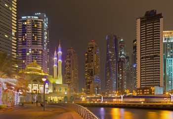 Dubai - The nightly promenade of Marina and the mosque.