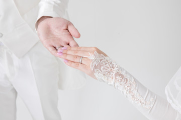 新婦をエスコートする新郎
