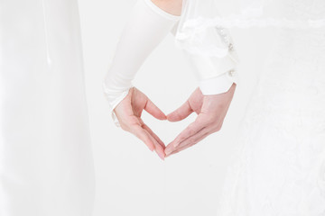 手をハートにする新郎新婦