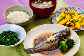 煮魚を主菜にした夕食