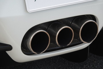 マフラー　Exhaust pipe of an automobile