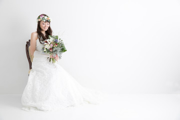 椅子に座る花嫁