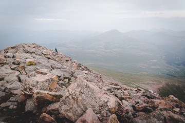 Obraz premium A person hiking on top of Mount Bierstadt in Colorado. 