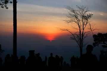 Fototapeta premium silhouette People seeing sunrise on top of mountain