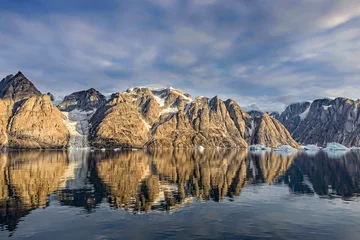 Plexiglas foto achterwand Prachtig Groenlands fjordlandschap met weerspiegeling in water © Alexey Seafarer