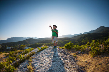 Obraz premium A child with a backpack.