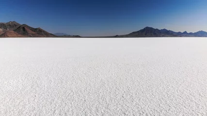 Rugzak Bonneville Salt Flats  in Utah near the Utah-Nevada border © alenamozhjer