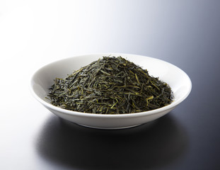 Fototapeta na wymiar green tea leaves isolated on black background
