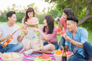 people happy at a picnic