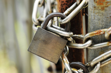 錆びた鎖と南京錠