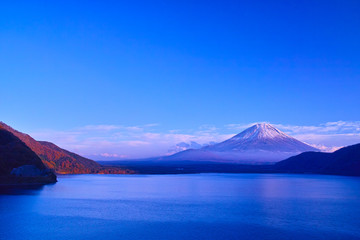 西日が射す本栖湖と富士山

