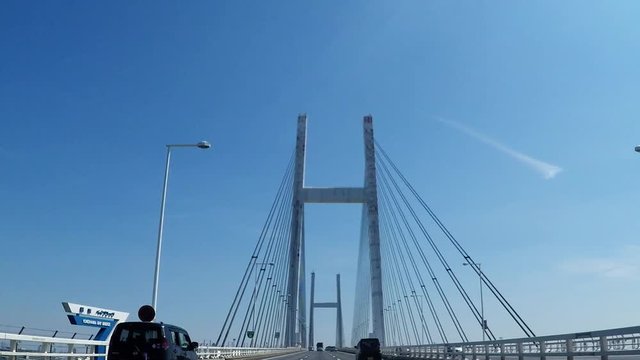 日本の道路。首都高速道路、横浜ベイブリッジを走行