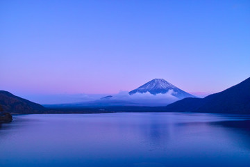 Fototapeta na wymiar 夕暮れの本栖湖と富士山 