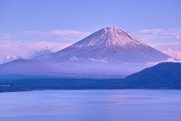 Fototapeta na wymiar 夕暮れの本栖湖と富士山 