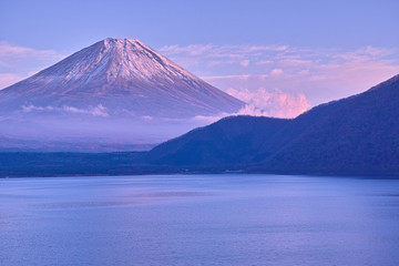 夕暮れの本栖湖と富士山
