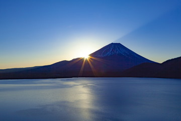 富士山と日の出 山梨県本栖湖にて Wall Mural Wallpaper Murals Photop5 富士山と日の出 山梨県本栖湖にて Wall Mural Wallpaper Murals Photop5