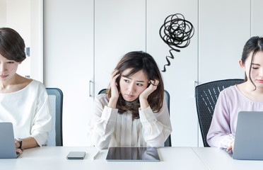 悩む女性