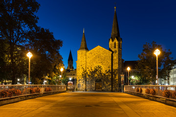 Fototapeta na wymiar Bad Neuenahr, Blick von der Kurgartenbrücke auf die Martin Luther Kirche