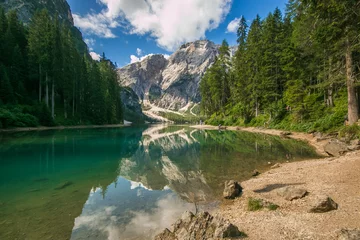Photo sur Plexiglas Lac / étang Vue sur le magnifique lac de Braies au Tyrol du Sud, Italie