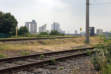 Fototapeta premium bahnstrecke im hafengebiet