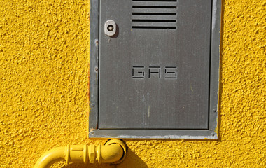 aluminum box with the inscription GAS and the yellow tube