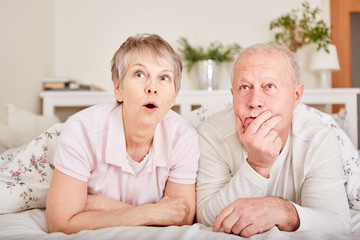 Senioren Paar schaut gespannt Fernsehen