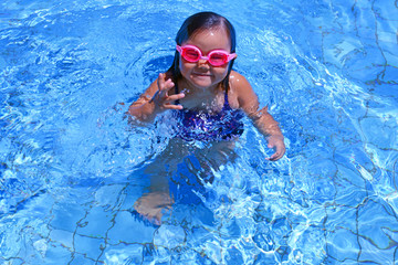 Naklejka premium プールで遊ぶ笑顔の女の子