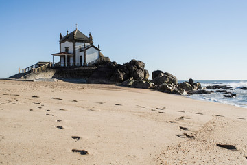 Chapel on the beach in Miramar - Chapel of Senhor da Pedra