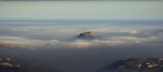 Pietra di Bismantova tra le nubi