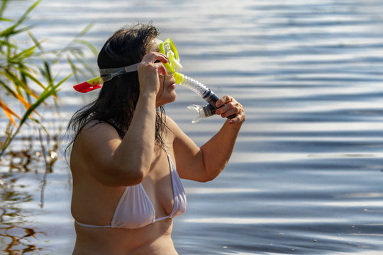 Frau geht schnorcheln