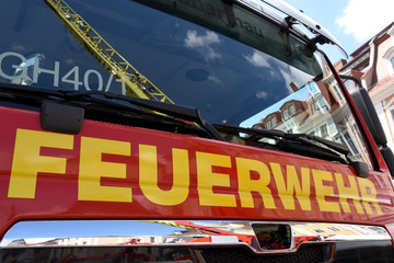 Frontalansicht eines Feuerwehrautos mit Schriftzug 