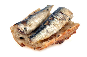 Sardines à l'huile posées sur une tartine de pain 