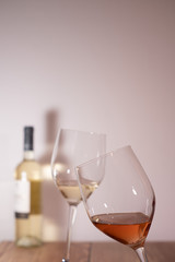 zwei Weingläser mit Flasche links