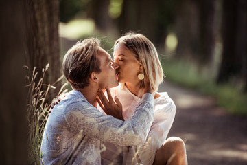 Frau und Mann im Park in romantischer Stimmung, küssend