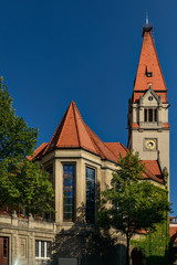 Fototapeta na wymiar Elemente aus Klassizismus, Jugendstil und Moderne prägen die Fassade der Philipp-Melanchthon-Kirche in Berlin-Neukölln (Ansicht von Süden)