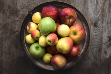 Fresh organic autumn apples in a bowl