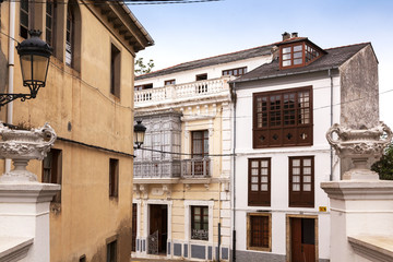 Fototapeta na wymiar Calle y casas en Castropol, Asturias