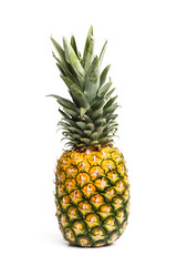 Fototapeta premium Piña entera sobre fondo blanco aislado. Vista de frente