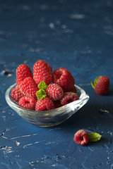 Maliny na granatowym tle © Anna