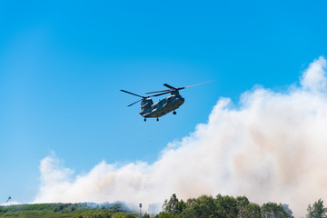 chinook helicopter extinguishes a large fire
