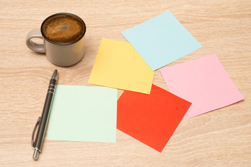 Obraz na płótnie Canvas Leere Zettel auf einem Schreibtisch mit einer Tasse Kaffee im Hintergrund