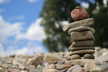 Kleiner Steinhaufen vor weißblauem Himmel