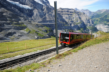 Obraz na płótnie Canvas スイスの登山列車