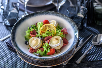 Green salad with goat cheese