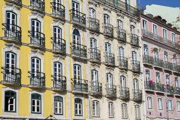 Fototapeta na wymiar Casas coloridas en las calles de Lisboa, Portugal