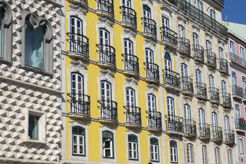 Fototapeta na wymiar Casas coloridas en las calles de Lisboa, Portugal